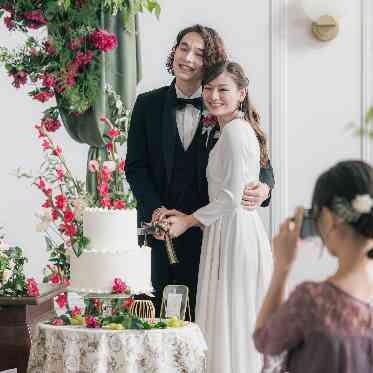 アネーリ大宮（旧：ヴィラ・デ・マリアージュさいたま） 背景には、華やかなフラワーアーチ。ケーキカットをより印象的に演出