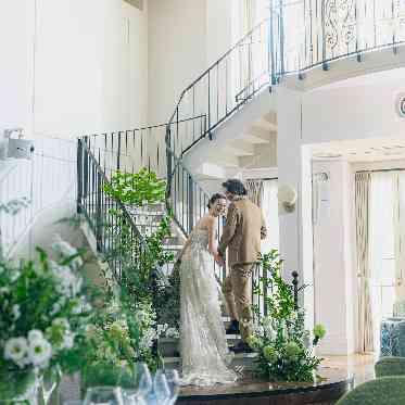 アネーリ大宮(旧:ヴィラ・デ・マリアージュさいたま) 吹き抜けの空間に映える、優雅な大階段。どこを切り取ってもフォトジェニック