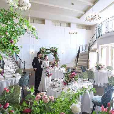 アネーリ大宮(旧:ヴィラ・デ・マリアージュさいたま) 白壁とダークブラウンの床が、装花の色味を引き立てる。コーディネートを楽しめる会場