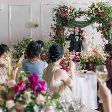 アネーリ大宮(旧:ヴィラ・デ・マリアージュさいたま) 新郎新婦とゲスト全員での乾杯。パーティが始まる華やかなオープニング