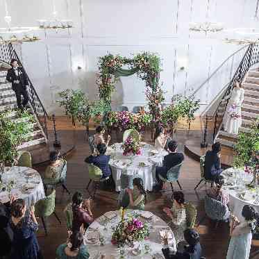 アネーリ大宮(旧:ヴィラ・デ・マリアージュさいたま) 【希少なV字型の大階段】左右の大階段から入場が叶う