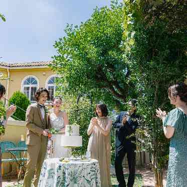 アネーリ大宮（旧：ヴィラ・デ・マリアージュさいたま） 青空の下で行う、ウエディングケーキ入刀。ガーデンならではの開放的な演出