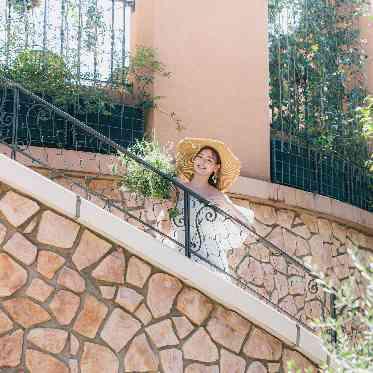 アネーリ大宮（旧：ヴィラ・デ・マリアージュさいたま） 青空と緑に映える石造りの大階段