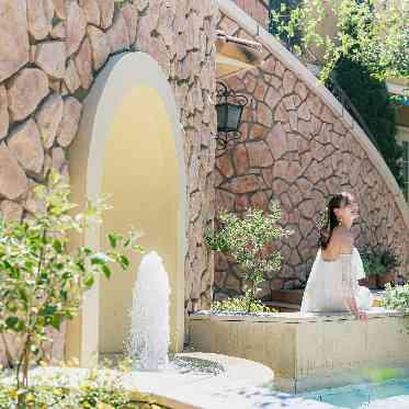 アネーリ大宮(旧:ヴィラ・デ・マリアージュさいたま) 心地よい噴水の音が響く、光あふれるガーデン