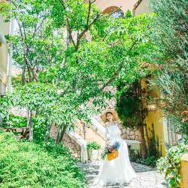 アネーリ大宮(旧:ヴィラ・デ・マリアージュさいたま) 街の喧騒を忘れさせる緑溢れるエントランス