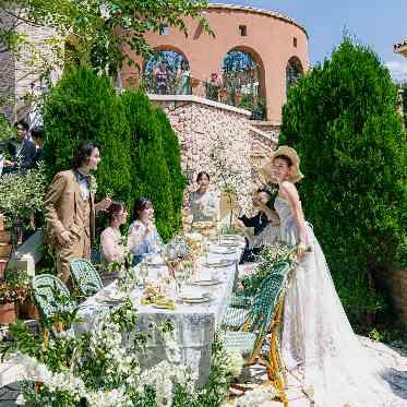 アネーリ大宮（旧：ヴィラ・デ・マリアージュさいたま） 陽光が降り注ぐ緑豊かなガーデン。ゲストと語らう、リラックスしたパーティが叶う