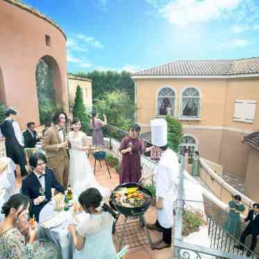 アネーリ大宮（旧：ヴィラ・デ・マリアージュさいたま） 青空の下、テラスで楽しむBBQ。ゲストと語らう、開放的な一日を