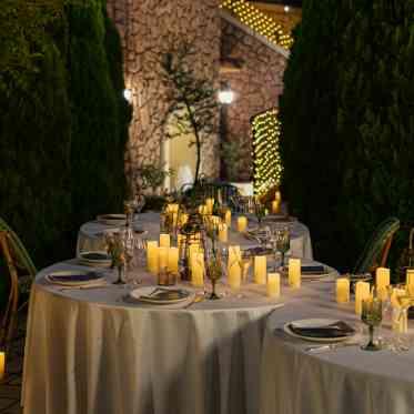 アネーリ大宮(旧:ヴィラ・デ・マリアージュさいたま) 無数のキャンドルの灯が上質な大人のナイトパーティを演出