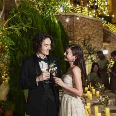 アネーリ大宮(旧:ヴィラ・デ・マリアージュさいたま) 美しい夜景にグラスを掲げて。穏やかな時間が流れる