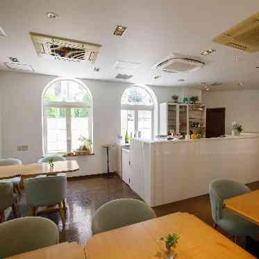 アネーリ大宮（旧：ヴィラ・デ・マリアージュさいたま） 【カフェ・ラウンジ】大きな窓から自然光が差し込む明るいラウンジスペース