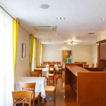 アネーリ大宮(旧:ヴィラ・デ・マリアージュさいたま) 【ラウンジ】明るい自然光が差し込む待ち合い室