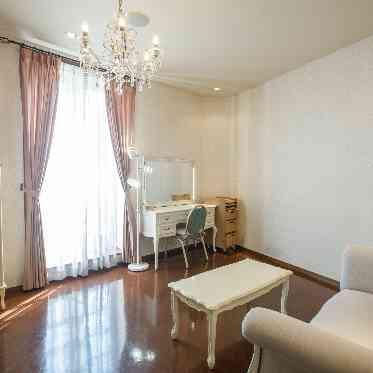 アネーリ大宮(旧:ヴィラ・デ・マリアージュさいたま) 【ブライズルーム】柔らかな自然光が差し込むエレガントなブライズルーム