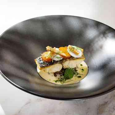 アネーリ大宮（旧：ヴィラ・デ・マリアージュさいたま） 真鯛のポワレ レンズ豆のラグーとヴァンブランソース ハーブの香り