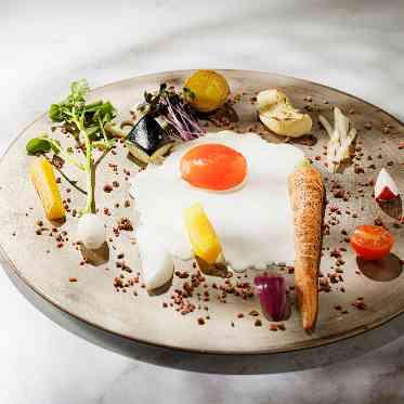 アネーリ大宮(旧:ヴィラ・デ・マリアージュさいたま) 季節野菜の菜園仕立て 目玉焼きに見立てたソースと大地のクランブル