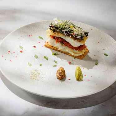 アネーリ大宮(旧:ヴィラ・デ・マリアージュさいたま) 白身魚とトマトコンフィのミルフィーユ仕立て 3種のコンディメント