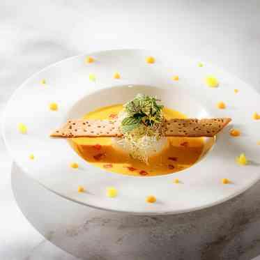 アネーリ大宮(旧:ヴィラ・デ・マリアージュさいたま) 旬の黄色野菜のポタージュ なめらかなムースと香ばしいサブレ