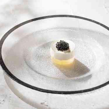 アネーリ大宮（旧：ヴィラ・デ・マリアージュさいたま） カリフラワーのムースと旨味を凝縮したジュレ キャビアのアクセント