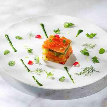 アネーリ大宮(旧:ヴィラ・デ・マリアージュさいたま) サーモンと彩り野菜のテリーヌ コンソメのジュレ仕立て いくらを添えて