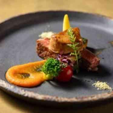 アネーリ大宮（旧：ヴィラ・デ・マリアージュさいたま） 存在感ある特選牛を贅沢に使用した一皿は、華やかな見た目と濃厚な味わいで魅了