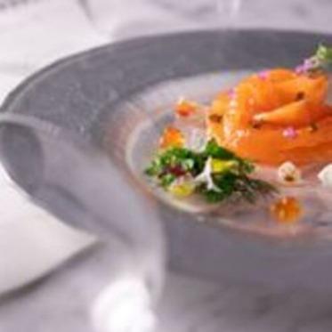 アネーリ大宮（旧：ヴィラ・デ・マリアージュさいたま） 目の前で仕上がる一皿は、目にも鮮やかな料理演出。まるでショーのような華やかさ