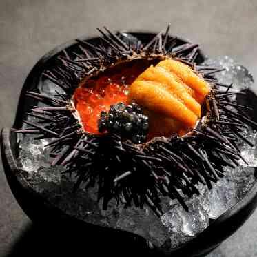 アネーリ大宮（旧：ヴィラ・デ・マリアージュさいたま） 世代を超えて愛される海の幸 殻付き雲丹といくら キャビアを添えて