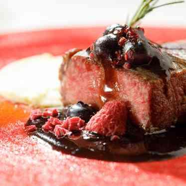 アネーリ大宮(旧:ヴィラ・デ・マリアージュさいたま) 牛肉のポワレ 芳醇なベリーのソースとフレッシュハーブのアクセント