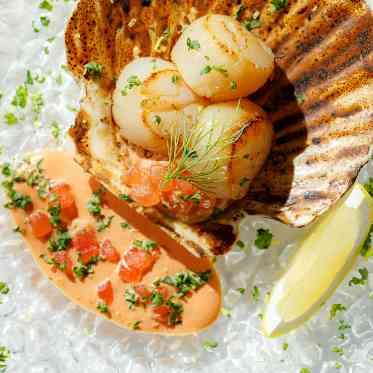 アネーリ大宮（旧：ヴィラ・デ・マリアージュさいたま） 帆立貝のポワレ コキーユ仕立て トマトとハーブのプロヴァンス風ソース