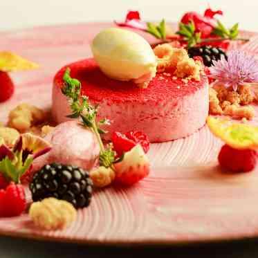 アネーリ大宮（旧：ヴィラ・デ・マリアージュさいたま） フリュイルージュのムース エディブルフラワーとフレッシュベリーを添え