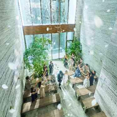 L2126 舞い降りる花びらに、ゲストの「おめでとう」が重なる時間