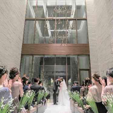 L2126 正面には滝が流れる神秘的なチャペルでゲストの記憶に刻まれる特別な瞬間を