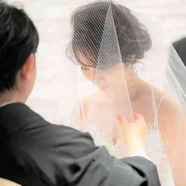 L2126 ご新婦様を大切に育ててこられたお母様の手で施されるベールダウン