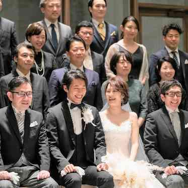 L2126 挙式ののち、和やかな雰囲気の中で撮影される集合写真