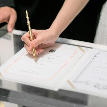 L2126 ゲストに見守られる中、結婚証明書への署名をされるおふたり