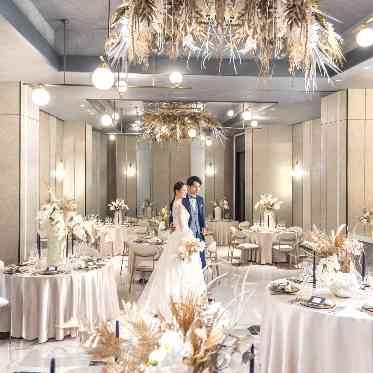 L2126 バンケットは新郎新婦が美しく見えるよう、研ぎ澄まされたシンプルな空間に