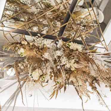 L2126 ゴールドの天井バトンは多彩なコーディネートを叶えられるよう設計づくりをされている