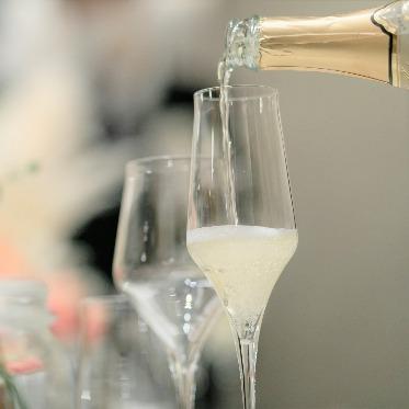 L2126 ゲストのお顔ぶれからこだわって選んだシャンパンでの乾杯