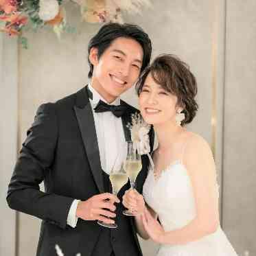 L2126 乾杯とともに緊張がほぐれたシーンの素敵な笑顔を収めた1枚