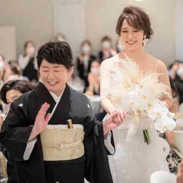 L2126 大好きなお母様に手を引かれ中座するシーン