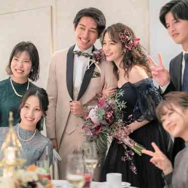 L2126 テーブルラウンドでは派手な演出はせずゲストと歓談しながら各卓写真を