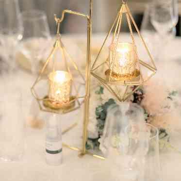 L2126 キャンドルホルダーの華奢で繊細なデザインが抜け感を演出