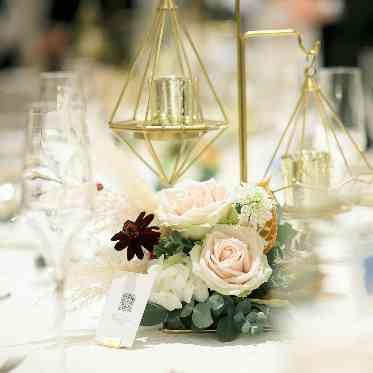 テーブルの上を彩る装花は専属のフラワーコーディネーターがご提案
