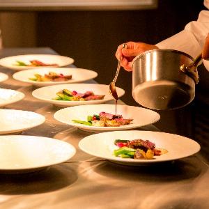 L2126 会場隣接キッチンもあり、出来立てのお料理がゲストにサーブされるのも嬉しいポイント