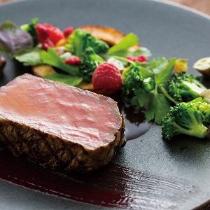 L2126 目にも鮮やかな逸品の数々。華やかな彩りの一皿が芸術品のようでゲストの会話も弾む