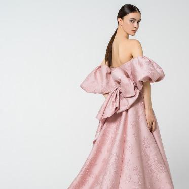 プリマカーラのシグネチャードレスがカラードレスとして初登場。大人ピンクが美しい
