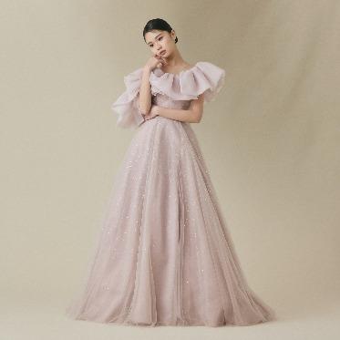 上品なピンクのトーンが、甘すぎず大人可愛い花嫁姿に。