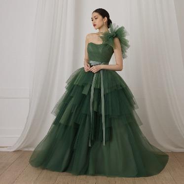 上品なグリーンがシックな華やかさを添え、写真映えも抜群。