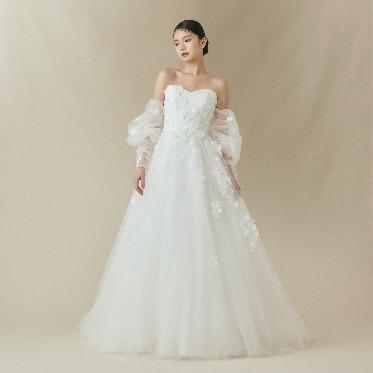 ロザンジュイア広尾迎賓館 光を受けて柔らかく輝く素材が、上品で特別感のある花嫁姿を作ります
