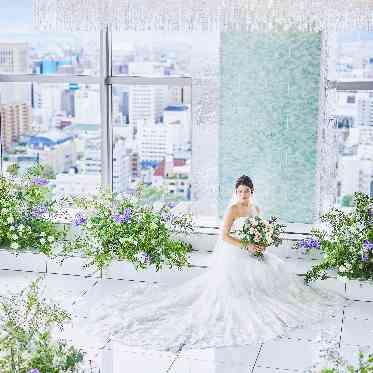 THE STYLE(ザ・スタイル) 花嫁を最も美しく輝かせる、大理石の床とシャンデリアの煌めき