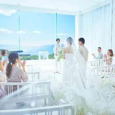 THE SURF SEASIDE SCENE MIYAKOJIMA （ザ・サーフ シーサイドシーン宮古島） 海の青さが際立つように
白で統一された清らかなチャペル