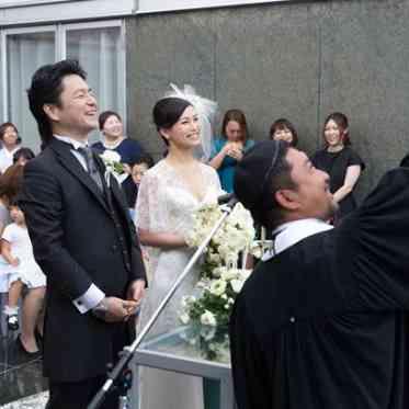 JASMAC YAKUMO（ジャスマック八雲） 厳粛な教会式風の人前式牧師役は新郎のご友人です。ゲストもずっと笑顔の楽しい挙式。